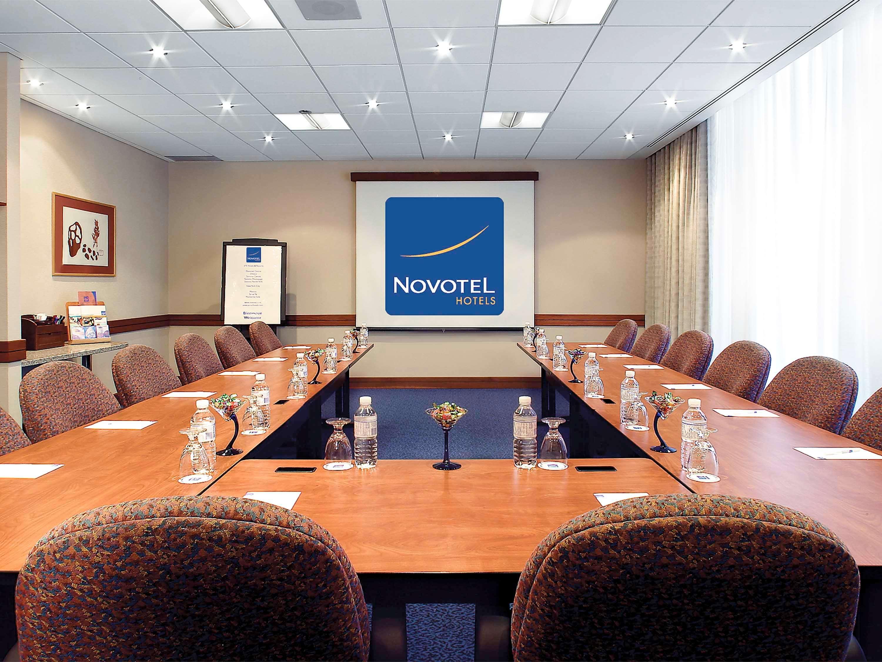 Novotel Toronto North York Экстерьер фото