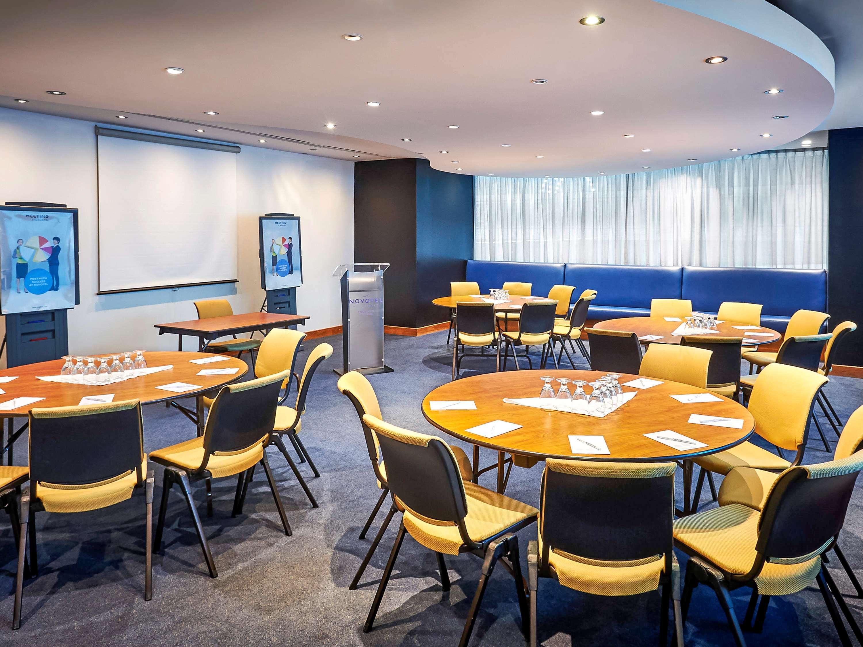 Novotel Toronto North York Экстерьер фото