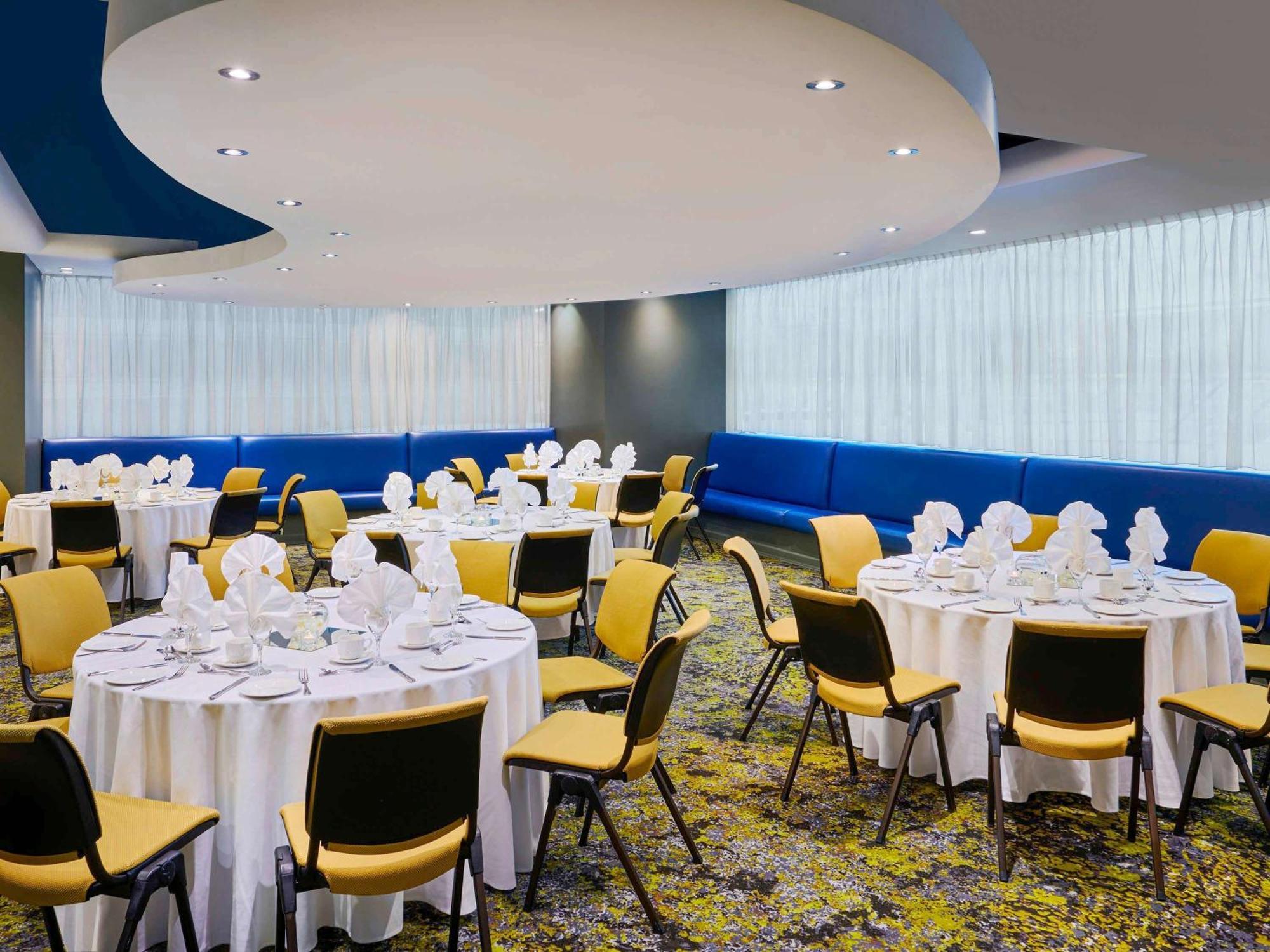 Novotel Toronto North York Экстерьер фото