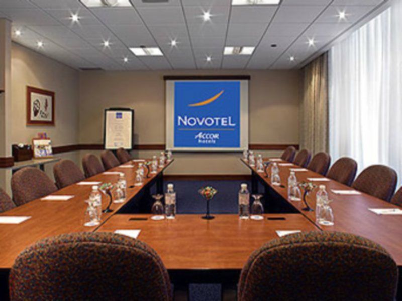 Novotel Toronto North York Экстерьер фото